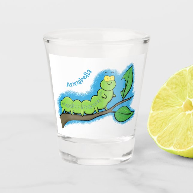 Happy niedlich Green Raupe Cartoon Illustration Schnapsglas (Vorderseite)