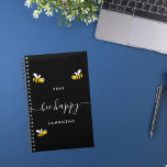 Happy niedliche Hummeln Monogramm 2025 Planer<br><div class="desc">Mit fröhlichen,  lächelnden,  gelben und schwarzen Hummeln dekoriert. Ein schicker schwarzer Hintergrund. Weiße Schrift mit Swashes und den Text: Bee Happy. Personalisieren und fügen Sie Ihren Namen und ein Jahr. Ideal für Schule,  Arbeit oder Organisation Ihres Privat-/Familienlebens.</div>