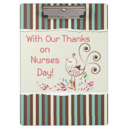Happy Nurses Day, Niedlicher Vogel auf Streifen Klemmbrett