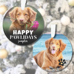 Happy Pawlidays Niedlich Puppy Dog Weihnachten Ornament<br><div class="desc">Personalisierte "Happy PAWlidays" Foto Ornament. Mit diesem spielerischen Hundeschmuck, der perfekt für die schelhafte Begrüßung Ihres Nachwuchses geeignet ist, verleihen Sie Ihrem Dekor einen fröhlichen Spaß. Auf der Vorderseite steht der festliche Text "Happy PAWlidays" als lustige Drehung auf dem traditionellen Happy Holidays Gruß, zusammen mit dem Namen Ihres Hundes, der...</div>