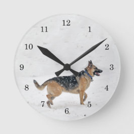 Happy Rescue German Shepherd Hund in Snow Runde Wanduhr