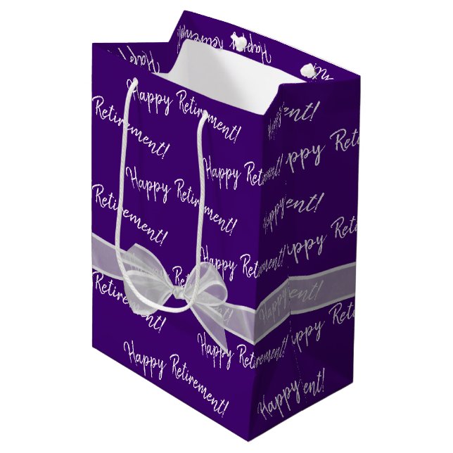 Happy Retirement Bow auf Lila Mittlere Geschenktüte (Vorderseite Schrägansicht)