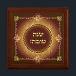 Happy Rosh HaShanah Shana Tova Vintage Dekoration Erinnerungskiste<br><div class="desc">Geschenkboxen für Happy Rosh HaShanah, jüdischer Neujahrsfeiertag. "Shana Tova!" - Frohes Neues Jahr! - hebräische Schrift mit goldfarbenem Vintagen Zierrahmen Dekorative Vintage Ornamente. Schönes Geschenk für den jüdischen Feiertag, Rosh Hashanah, Hochzeitstag, Geburtstag, Jahrestag, Bar Mitzvah, Sukkot, Jom Kippur, Hanukka, Chanukah, Purim, Pessach, Schawuot, Zeichnend, Kunst, Vintage Judaika - dekorative Geschenkboxen...</div>