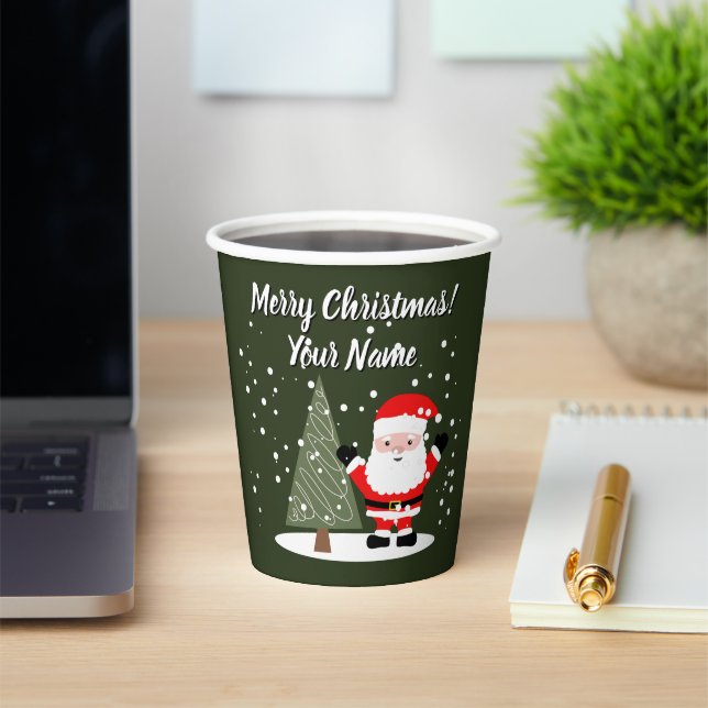Happy Santa Claus cartoon with Christmas tree Pappbecher (InSitu)