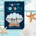 Happy Seashore | Navy Beach Seashell Foto Feiertagskarte<br><div class="desc">Die Weihnachtskarte zum Thema Strand bietet eine tropische "Happy Holidays" Muschel,  Wale Schwanz und Ozeanwellen Typografie mit einem Muschelausschnitt,  der Ihr personalisiertes Foto umrahmt. Die Rückseite ist ein nautisches Muschel- und Wirbel-Muster auf marineblau Hintergrund. Original-Kunstwerk KL Stock.</div>