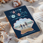 Happy Seashore | Navy Beach Seashell Foto Feiertagskarte<br><div class="desc">Die Weihnachtskarte zum Thema Strand bietet eine tropische "Happy Holidays" Muschel,  Wale Schwanz und Ozeanwellen Typografie mit einem Muschelausschnitt,  der Ihr personalisiertes Foto umrahmt. Die Rückseite ist ein nautisches Muschel- und Wirbel-Muster auf marineblau Hintergrund. Original-Kunstwerk KL Stock.</div>