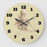 Happy Skeleton, der sein Kinn in seiner Bony Hand