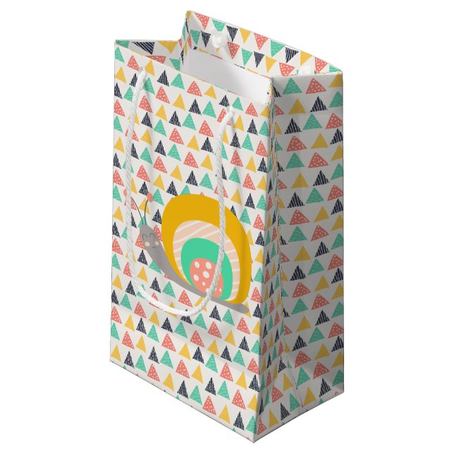 Happy Snail auf Dreiecken Kleine Geschenktüte (Vorderseite Schrägansicht)