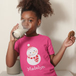 Happy Snowman Pink Personalisiert Girls Name Holid T-Shirt<br><div class="desc">Das bezaubernde Weihnachtsfeiertagsfest in Rosa und Rot ist mit einem fröhlichen Schneemann (oder Schneefrau) in einem Winterhut und Schal in festlichen Urlaubshöhen ausgestattet. Personalisieren Sie den Text für den Vornamen des Kindes mit dem benutzerdefinierten Text.</div>