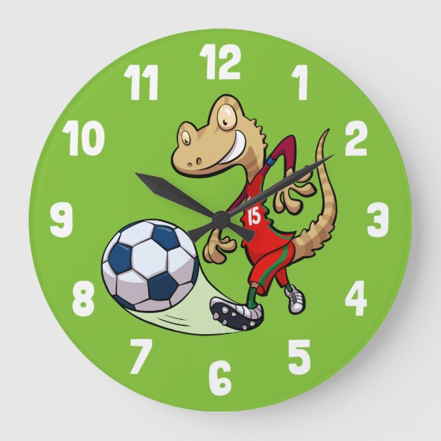 Happy Soccer Star Gecko Kicking Football Cartoon Große Wanduhr (Vorderseite)