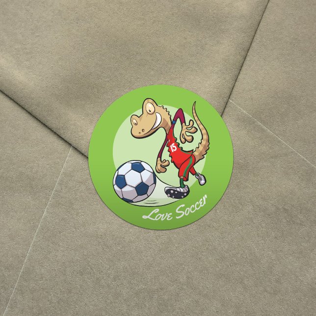 Happy Soccer Star Gecko Kicking Football Cartoon Runder Aufkleber (Von Creator hochgeladen)