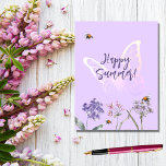 Happy Sommerschmetterling violette Wildblumen pink Postkarte<br><div class="desc">Ein violetter,  lavenderfarbener Hintergrund. Mit Bienen dekoriert,  Wildblumen in Violett und Rosa bemalt und ein großer Schmetterling. Text: Glücklicher Sommer! Zurück: violetter Hintergrund.</div>