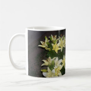 Happy Spring Yellow Lilies Mirrored Foto Kaffeetasse