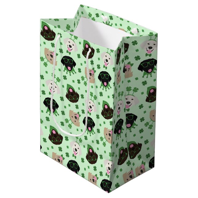 Happy St Patricks Day Labrador Retriever Hunde Mittlere Geschenktüte (Vorderseite Schrägansicht)