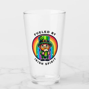 Happy St Patrick's Day Leprechaun mit grünem Bier Glas