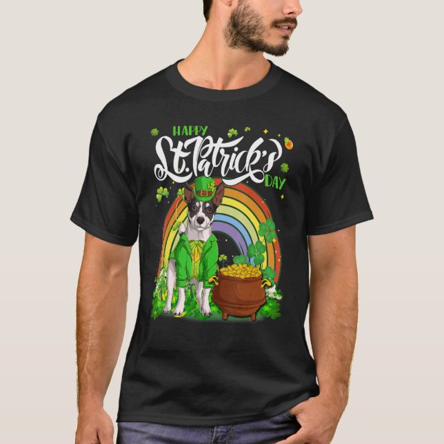 Happy St Patrick's Jack Russell Hund in Leprechaun T-Shirt (Vorderseite)