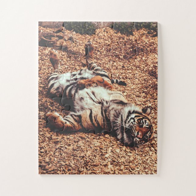 Happy Tiger Bly Up Rolling in Blätter (Vertikal)