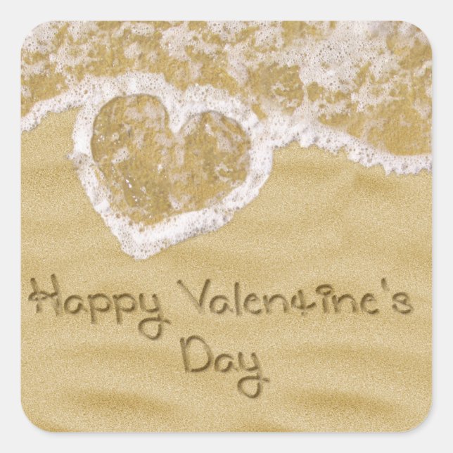 "Happy Valentine's" Herz geschrieben in Sand Quadratischer Aufkleber (Vorderseite)