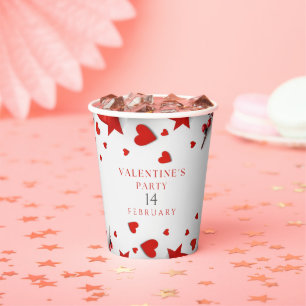 Happy Valentine's Party mit einem roten Herz Pappbecher