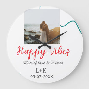 Happy Vibes Feiertagsamt Name Datum Hochzeit rot Große Wanduhr