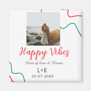 Happy Vibes Feiertagsamt Name Datum Hochzeit rot Magnet