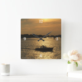Harbour Boat Scene Spate Abend Sun Behind Clouds Quadratische Wanduhr