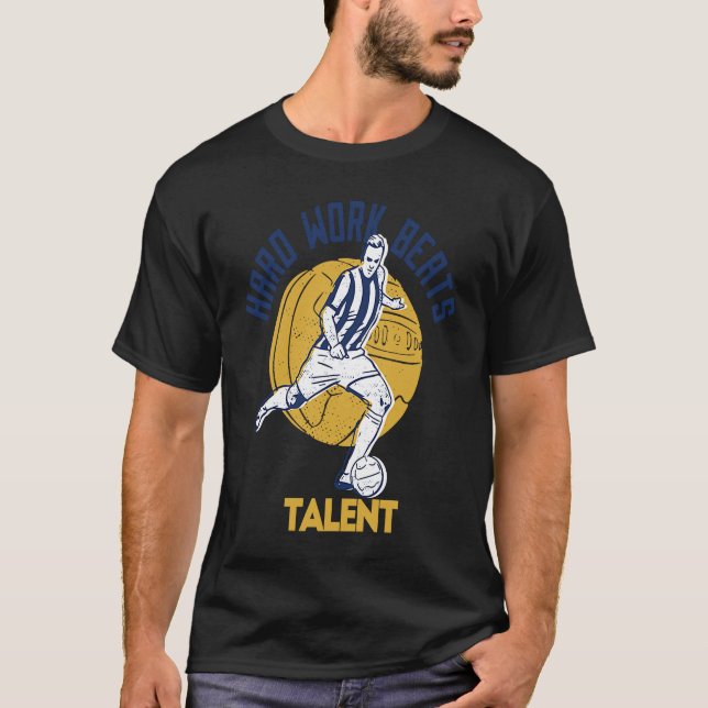 Hard Work Beats Talent Retro Cool Football Designs T-Shirt (Vorderseite)