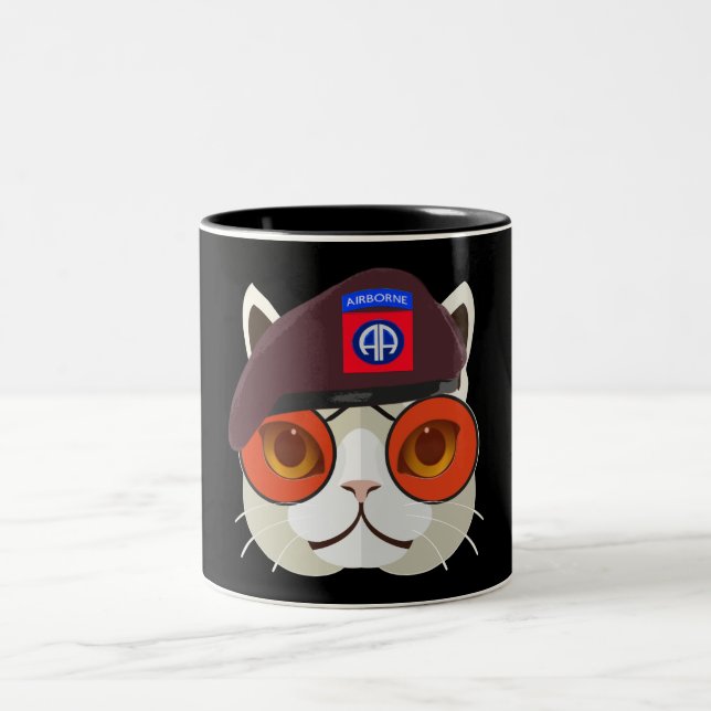 Hardcore 82. Im Flugzeug Kitty Kat! Zweifarbige Tasse (Mittel)