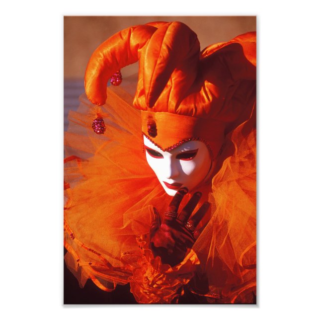 Harlequin in Orange am Karneval von Venedig Fotodruck (Vorne)