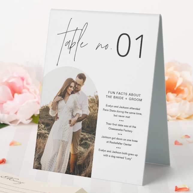 HARLOW Minimalistische Tischnummer mit Fun Fakten  Tischaufsteller (In Situ (Hochzeit))