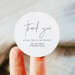 HARLOW Moderne Minimalistische Hochzeit Vielen Dan Runder Aufkleber<br><div class="desc">Die Harlow Wedding Collection besticht durch einen modernen Schriftart und ein schlichtes minimalistisches Design. Ideal für Ihr einfaches,  zeitloses Paar.</div>