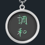 Harmonie-japanisches Kanji-Kalligraphie-Symbol Versilberte Kette<br><div class="desc">Für eher wie dieses Besuch Über diesen Entwurf: Kanji sind die adoptierten logografischen (oder ideaographic) chinesischen Schriftzeichen, die im modernen japanischen Schreibenssystem benutzt werden. Der japanische Ausdruck "Kanji" für die chinesischen Schriftzeichen bedeutet buchstäblich "Han-Charaktere" und ist der gleiche schriftliche Ausdruck in der chinesischen Sprache, zum sich auf des Charakterschreibenssystems "hanzi...</div>