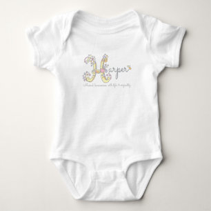 Harper Girls Name bedeutet H Monogram Herz Baby Strampler