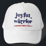 Harris Walz Election Joyful Warrior USA Flag Herz Truckerkappe<br><div class="desc">"Freuer Krieger". Stolz stehen und teilen Sie Ihre Unterstützung für Kamala Harris und Tim Walz mit diesem spielerischen, lustigen, grafischen Pförtnerhut. Whimsical marineblaue Kalligraphie Typografie und ein rustikales Holz amerikanische Fahne Herz überlagern einen sauberen, weißen Hintergrund. Nehmen Sie sich selbst als Krieger ein, feiern Sie stolz, Patriot zu sein, und...</div>