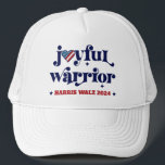 Harris Walz Election Joyful Warrior USA Flag Herz Truckerkappe<br><div class="desc">"Freuer Krieger". Stolz stehen und teilen Sie Ihre Unterstützung für Kamala Harris und Tim Walz mit diesem spielerischen, lustigen, grafischen Pförtnerhut. Whimsical marineblaue Kalligraphie Typografie und ein rustikales Holz amerikanische Fahne Herz überlagern einen sauberen, weißen Hintergrund. Nehmen Sie sich selbst als Krieger ein, feiern Sie stolz, Patriot zu sein, und...</div>