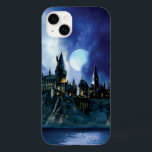 Harry Potter Castle | Hogwarts bei Nacht Case-Mate iPhone 14 Plus Hülle<br><div class="desc">Burg Hogwarts erstrahlte mit Mondlicht auf einem magischen Abend. Diese Harry Potter Schule für Hexerei und Zauberei ist das perfekte Design, um sich als Potterhead wirklich zu erweisen. Ein Gemälde mit einem Vintagen Blick auf Mondlicht, Himmel und Schloss auf einem Hügel. In dieser Zauberschule finden Millionen von Fans der geliebten...</div>