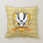 Harry Potter | Charming HUFFLEPUFF™ Wappen Kissen<br><div class="desc">Karo aus diesem bezaubernden Kinder Storybook Stil Wasserfarbe Grafik des Hufflepuff House Wappen,  mit einem niedlichen Dachs auf einem Schild mit Hufflepuff's Cup!</div>
