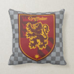 Harry Potter | Gryffindor House Pride Wappen Kissen<br><div class="desc">Achtung, alle stolzen Gryffindors! Dieses grafische Design, das den tapferen Gryffindor-Löwen darstellt, bietet die perfekte Gelegenheit, Ihre Unterstützung für Hogwarts Lieblingshaus zu zeigen! Als Vertreter einiger der berühmtesten Zauberer der Welt wie Harry Potter und Albus Dumbledore beherbergt Gryffindor nur die tapfersten Zauberer und Hexen! Dieser coole Stilstil hat ein Vintages...</div>