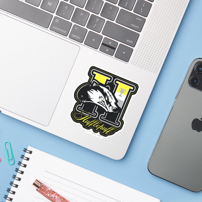 HARRY POTTER™ | HUFFLEPUFF™ Athletisches Abzeichen Aufkleber (Laptop mit iPhone)
