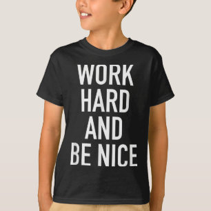 Hart arbeiten und nett sein - Motivationszitat T-Shirt