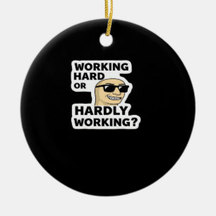 hart arbeitender oder kaum arbeitender lustiger Me Keramik Ornament