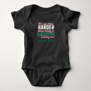 Härter als einen Soldaten zu lieben - Militärsprec Baby Strampler