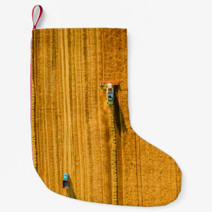 Harvester-Maschine im Feld. Harfen kombinieren Kleiner Weihnachtsstrumpf