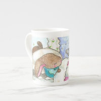 Häschen im Bett mit der Wanzen-Tasse