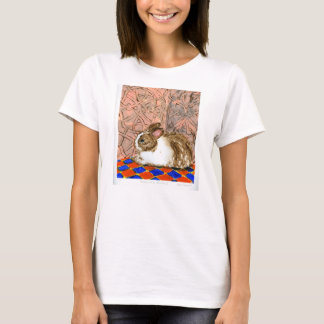 Häschen in einem T-Shirt der Frauen des Raum-I