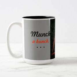Häschen kaut Karotten/Tasse Zweifarbige Tasse