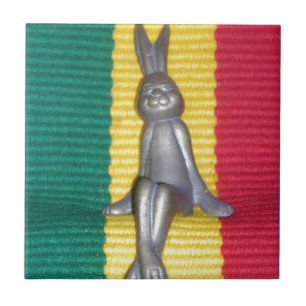 Hase in Rasta-Farben: Ein Hauch von Groovy Fliese