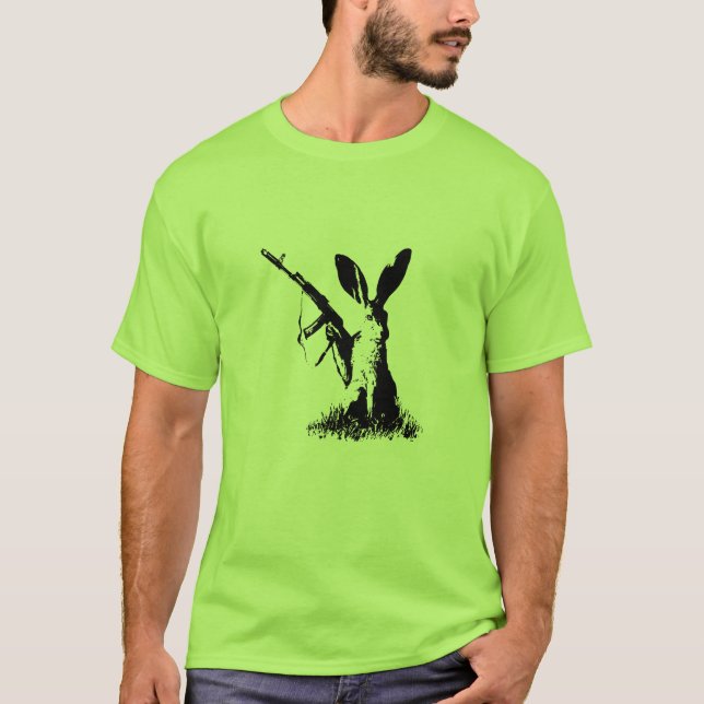 Hase mit Kalaschnikow AK-74 T-Shirt (Vorderseite)