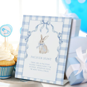 Hasenjagd nach Schnuller - Baby Shower für Babyjun Sockelschild