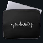 Hashtag | Modernes Skript Trendy Black Laptopschutzhülle<br><div class="desc">Ein einfaches, stilvolles, individuelles Hashtag-Design, das leicht mit Ihrem Lieblings-Hash personalisiert werden kann, der in Ihrem Twitter, Instagram, Facebook, Pinterest oder Ihren anderen Social-Media-Accounts verwendet wird. Machen Sie Ihren eigenen #hashtag mit diesem benutzerdefinierten Design virale gehen! #YourHashtag in moderner, minimalistischer Skript-handgeschriebene Typografie, fertig für Ihren individuellen Tag mit angesagten Themen...</div>